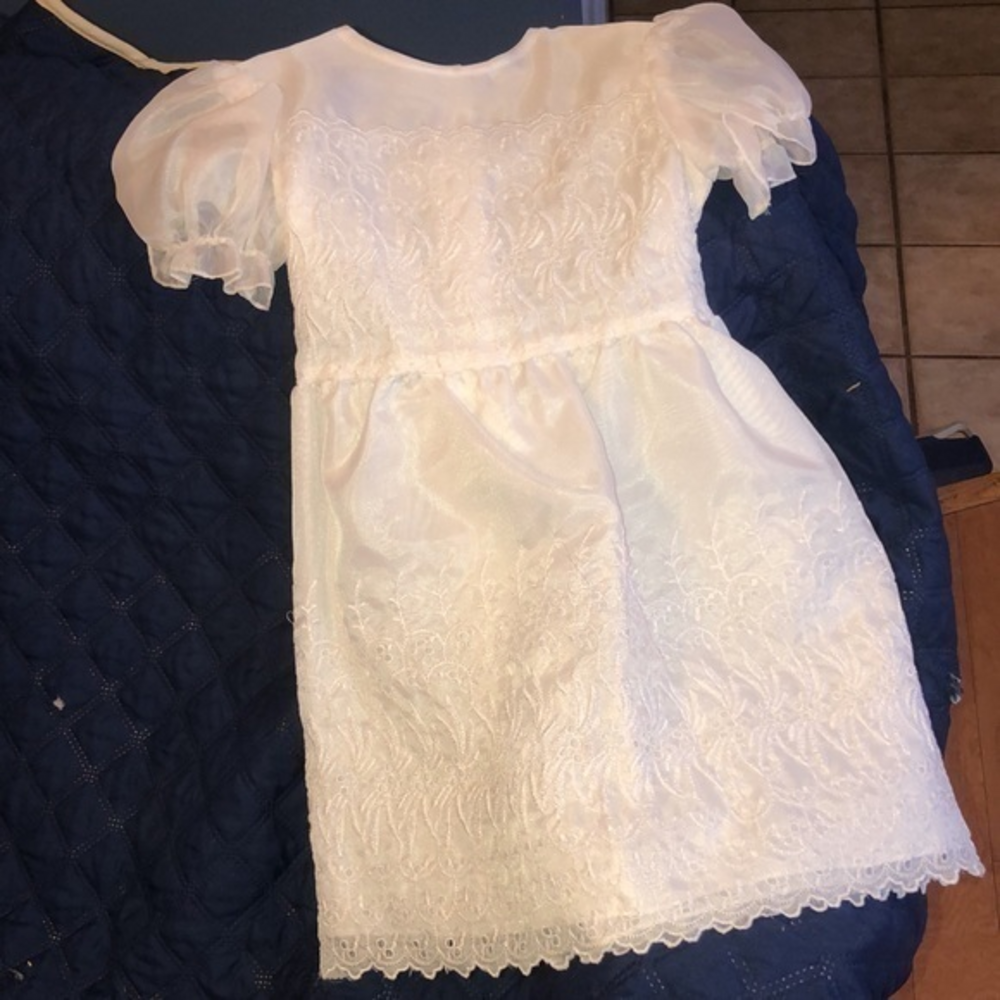 Beautiful white lace size‎ 6X girls dress is in its original bag
